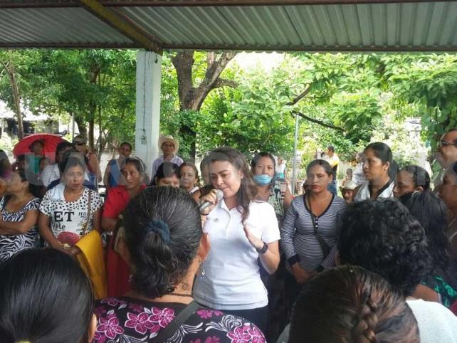 Entrega Sasil de León apoyos en la zona Costa