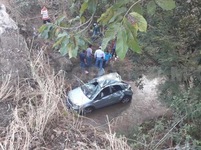 Cae Auto A Barranco Cinco Lesionados