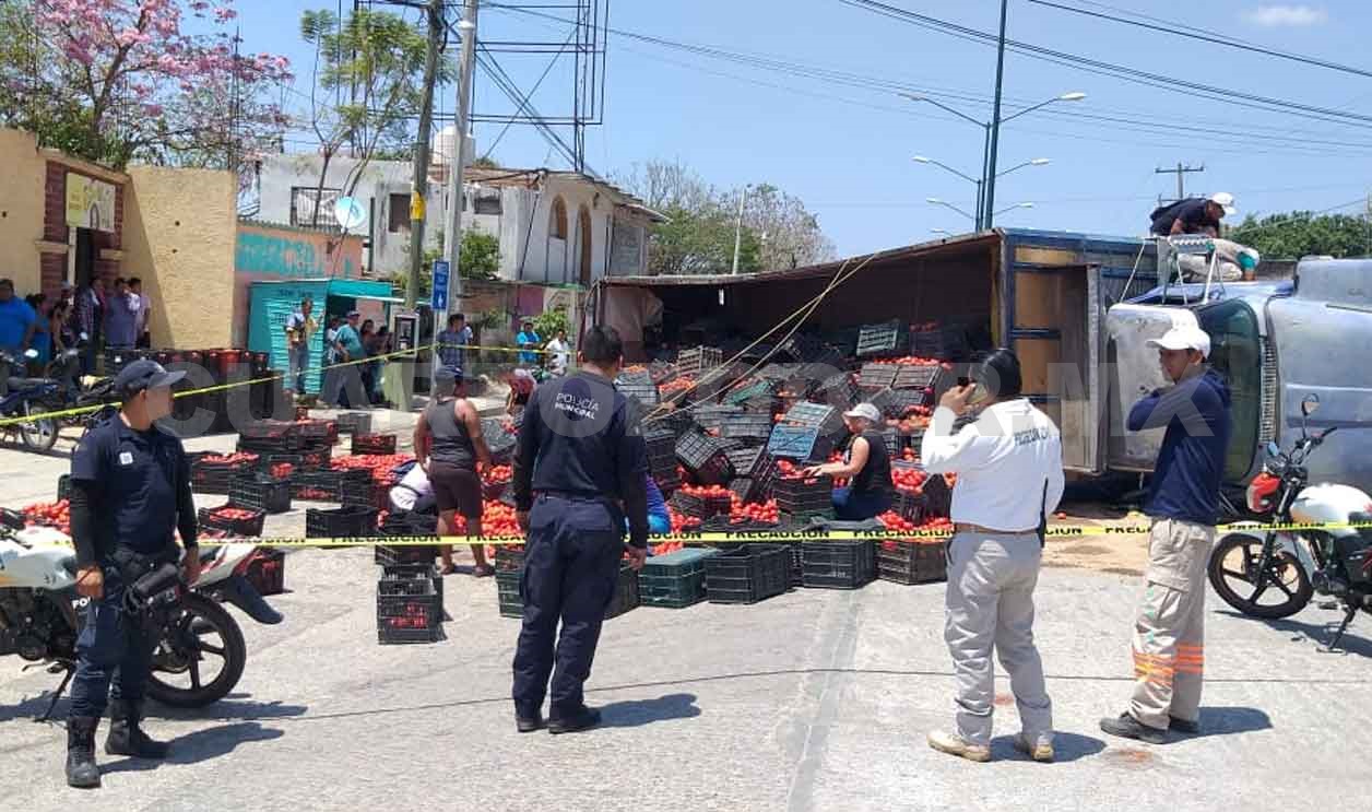 Vuelca camión que iba cargado con tomate