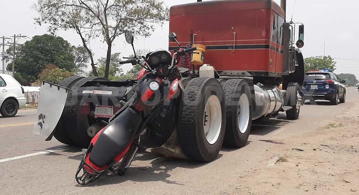 Dos lesionados al impactar motocicleta en un tráiler