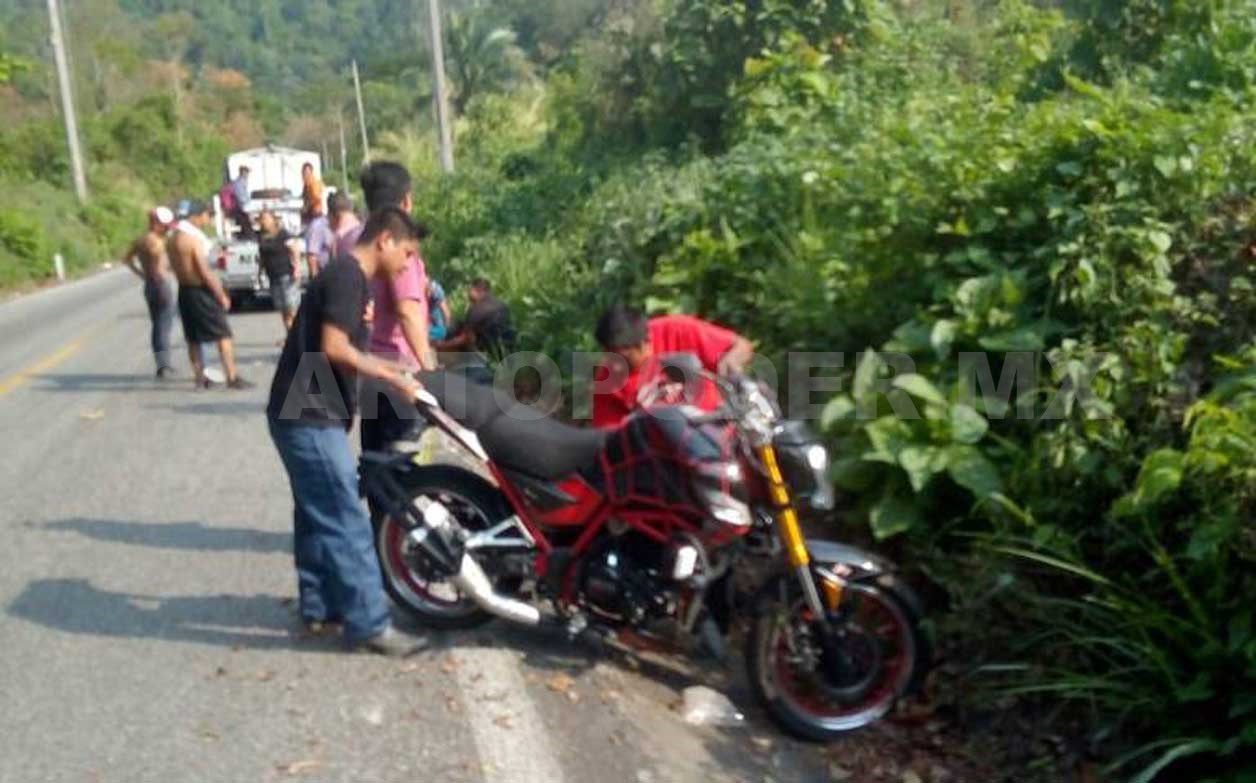 Jóvenes resultan lesionados tras derrapar su moto