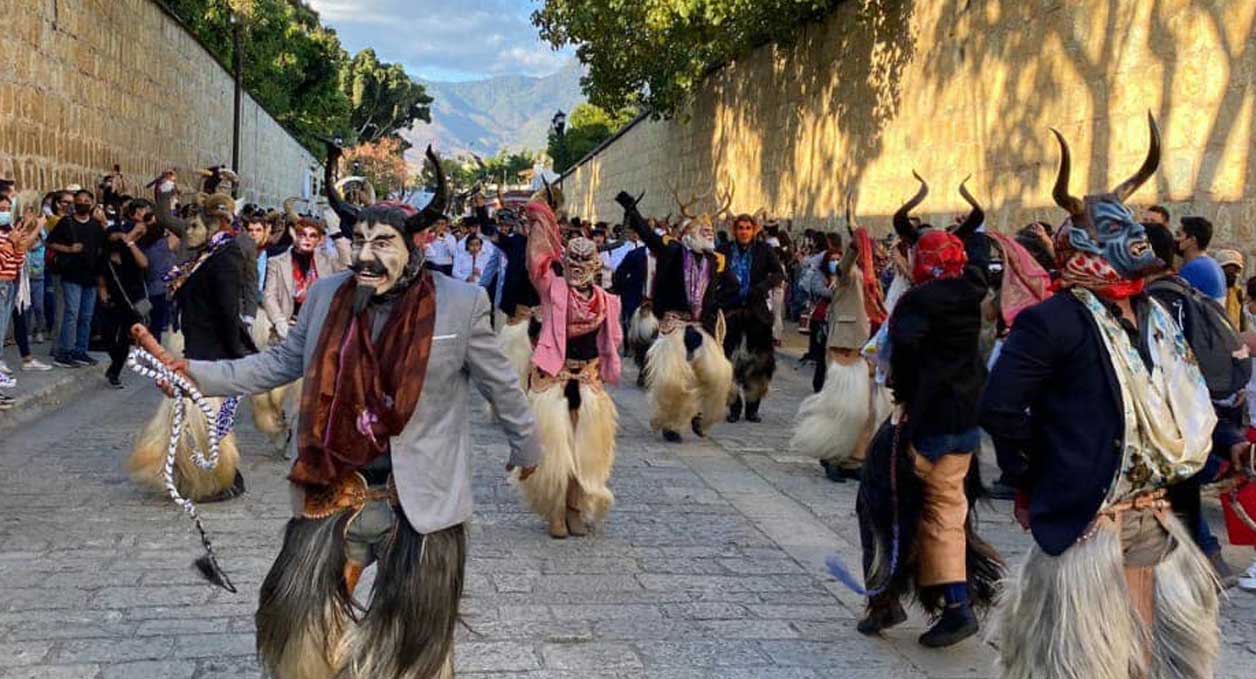 Los Diablos Que Salvan A Un Pueblo