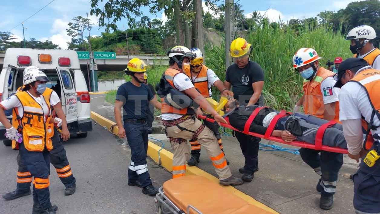 Migrante Cubano Se Avienta De Puente Vehicular