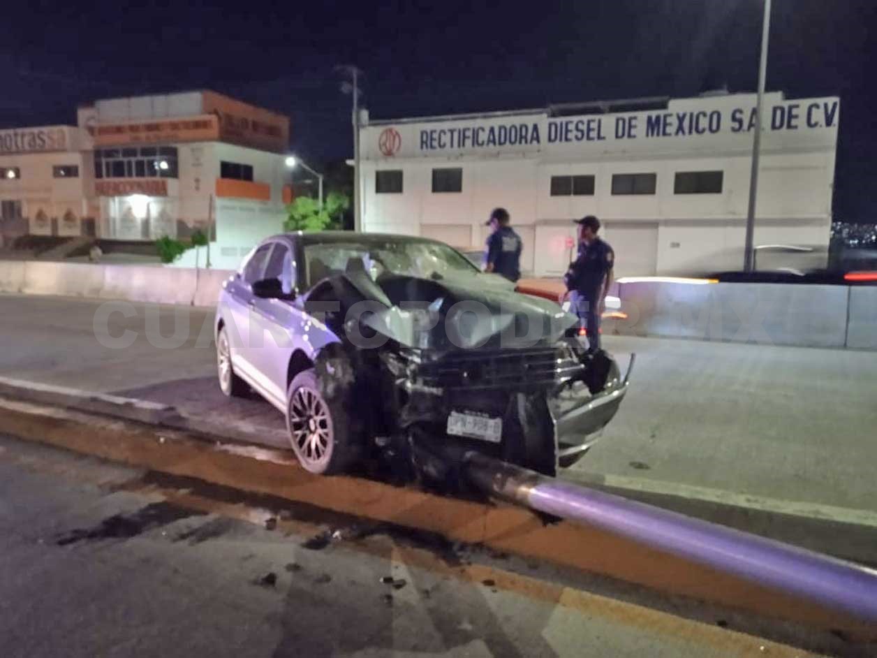 Se Estrella Contra Poste De Alumbrado P Blico