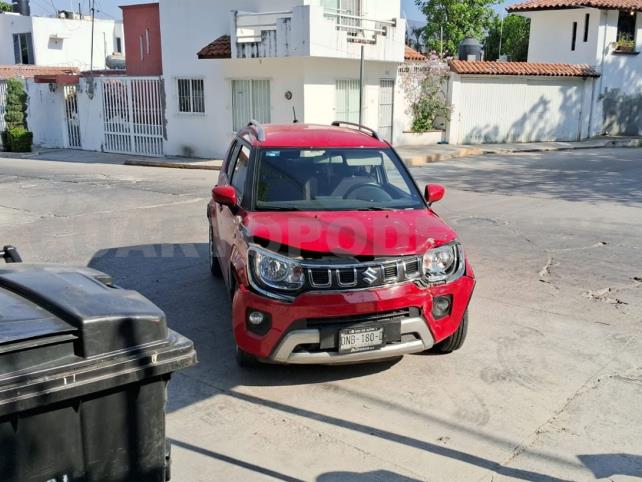 Choca camioneta y un sedán en cruce de calles