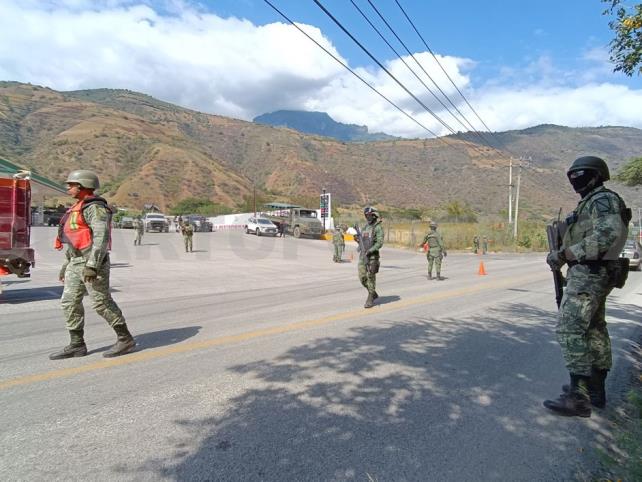 Se Enfrentan Militares Y Civiles Armados En La Sierra