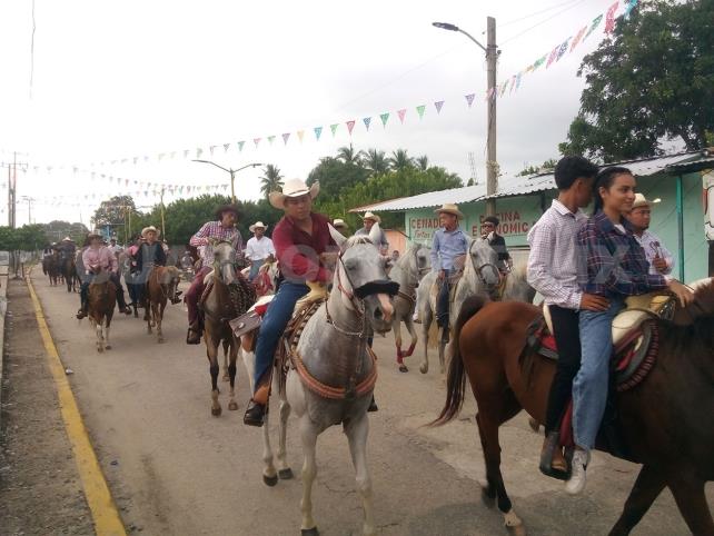 Realizan cabalgata por la feria de San Joaquín y Santa Ana