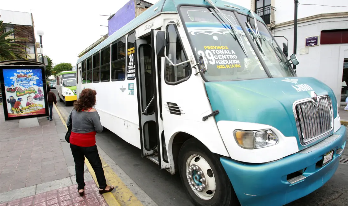 Sin dinero para pasajes, esperan milagro de transportistas