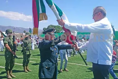 Parada cívica en el estadio Samuel León Brindis de Tuxtla Gutiérrez.