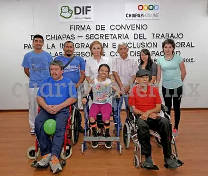Leticia Coello y Manuel Sobrino encabezan la firma de convenio entre el DIF y la Secretaría del Trabajo. CP