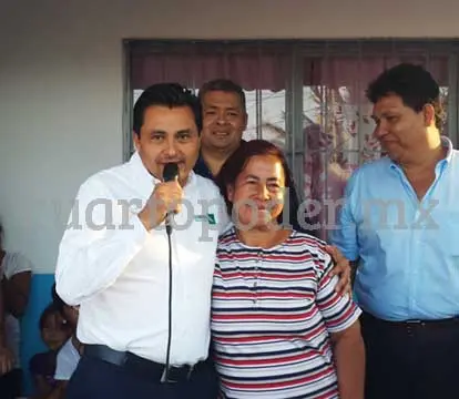 Eduardo Zenteno hizo entrega de la vivienda a la señora Rosa Vázquez. CP