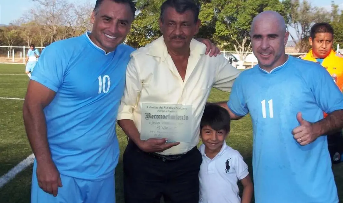 Fabián Estay y Rodrigo “El Pony” Ruiz entregaron el reconocimiento a “El Viejino” Villatoro.