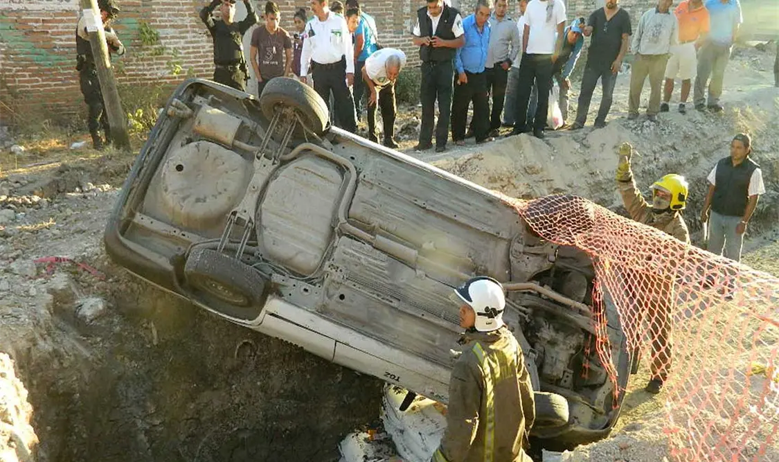 Taxista queda prensado al caer a una zanja