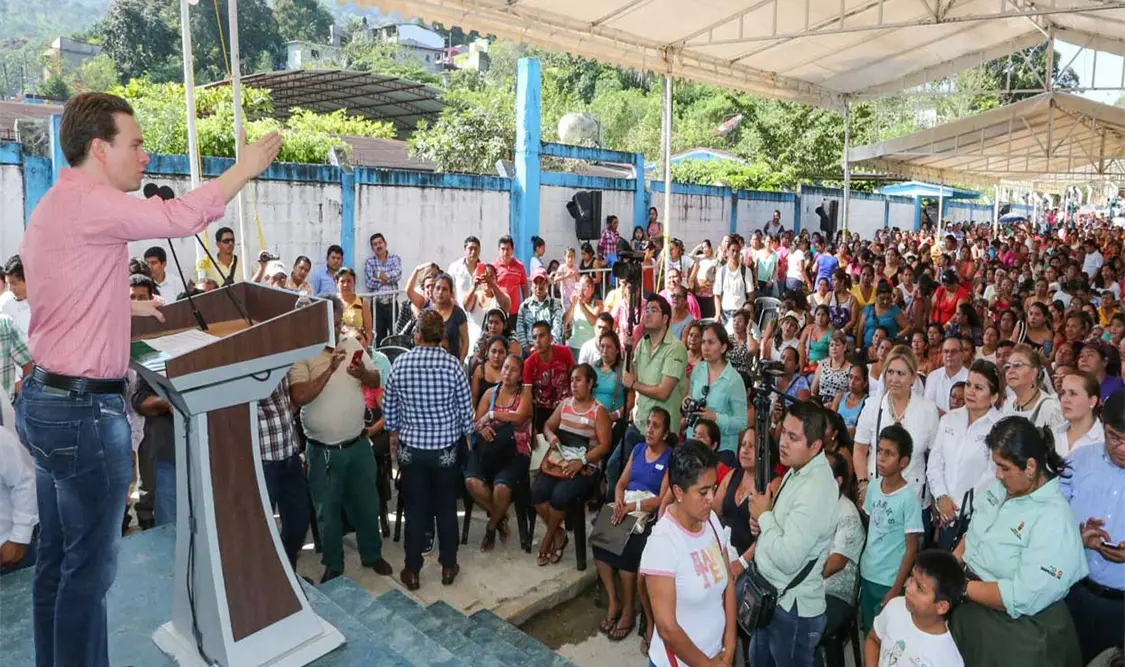 El gobernador otorgó certificados y constancias de estudio a mujeres y hombres que concluyeron su educación básica. CP
