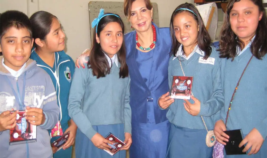 Los niños experimentan un acercamiento al tema de transparencia.