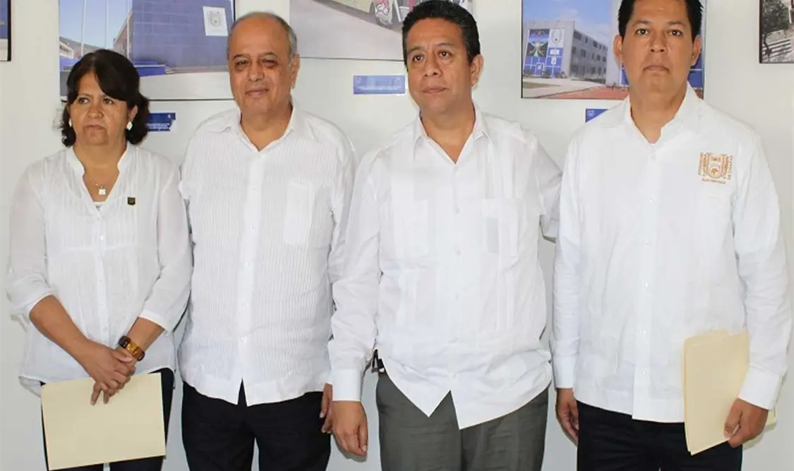 Maribel Fajardo Farrera, Carlos Eugenio Ruiz Hernández, un administrativo y Carlos Francisco Trujillo Santos. CP
