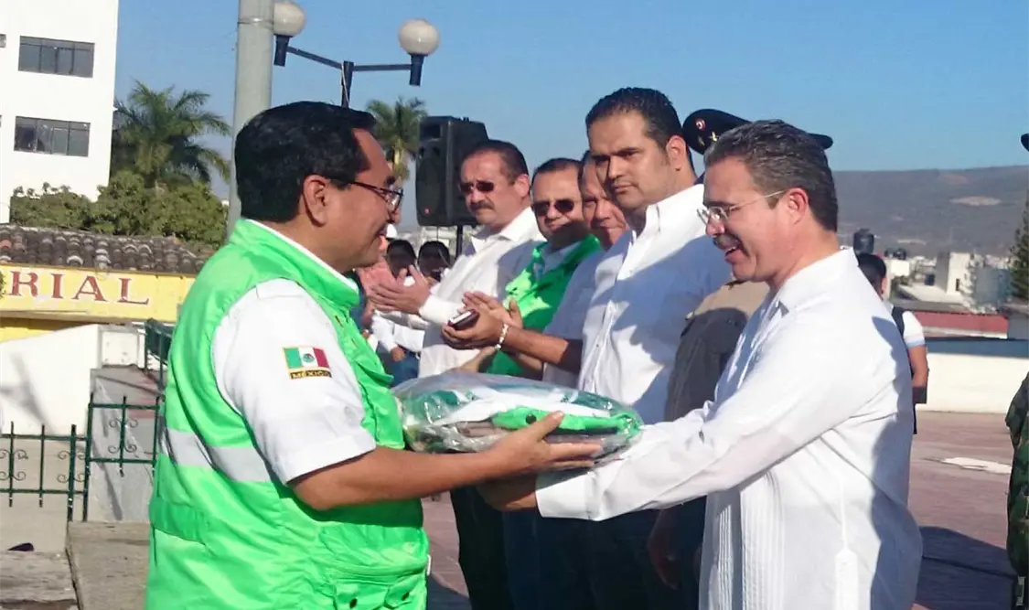 Ayuntamiento entrega uniformes de PC.