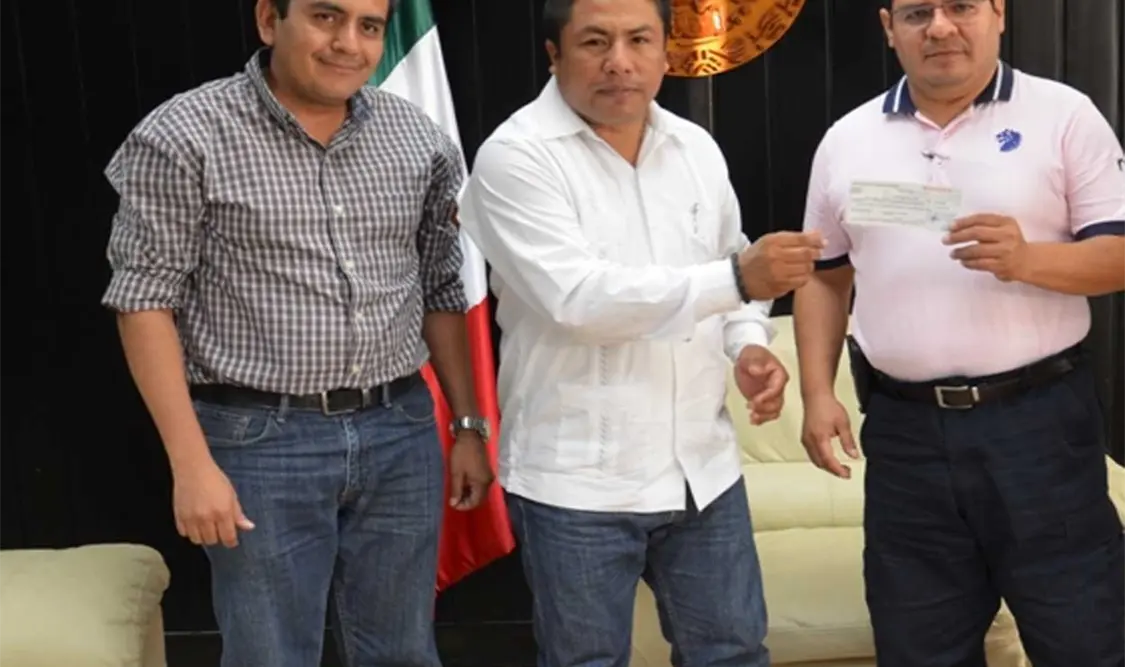 Alcalde Venerando Díaz Martínez entregó el cheque número 30 con las aportaciones económicas. CP