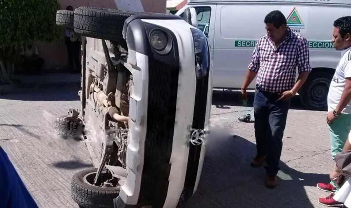 Colectivo colisiona contra camioneta