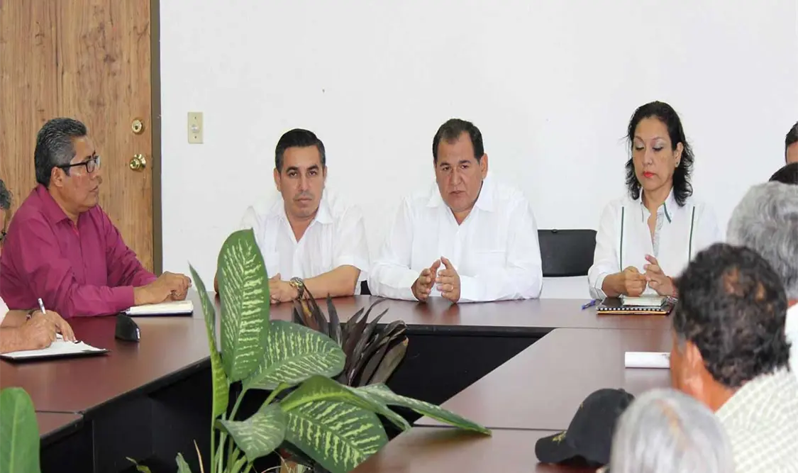 Bayardo Robles se reunió con el alcalde Noé Duque y habitantes de Arriaga. CP