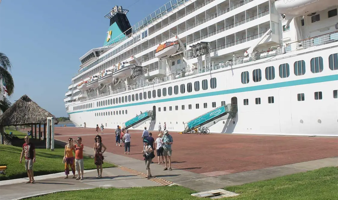 En la gráfica se muestra el crucero Artania en Puerto Chiapas. Cortesía