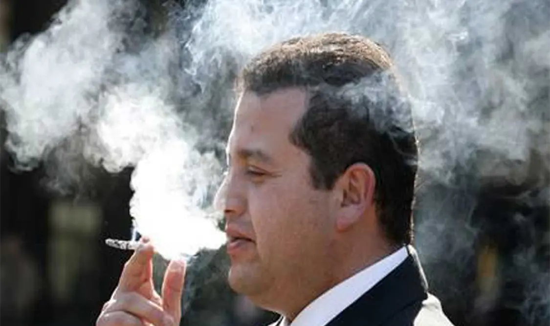 El humo de tabaco contiene productos químicos nocivos.