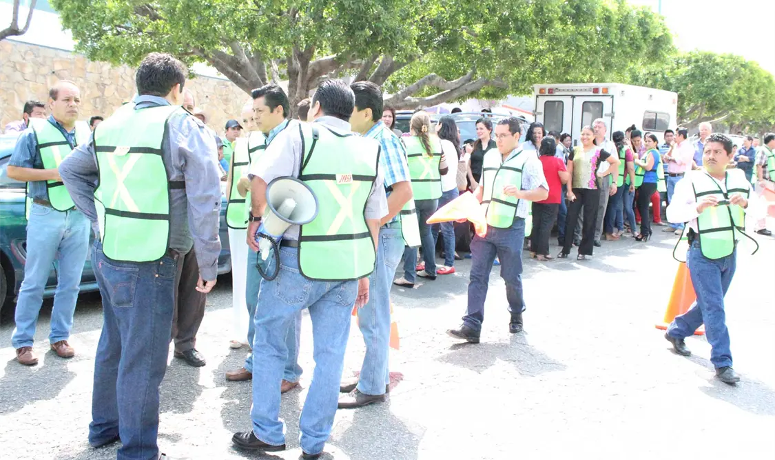 Un total de 90 trabajadores participaron en la evacuación de las instalaciones de la Secretaría de Transportes.