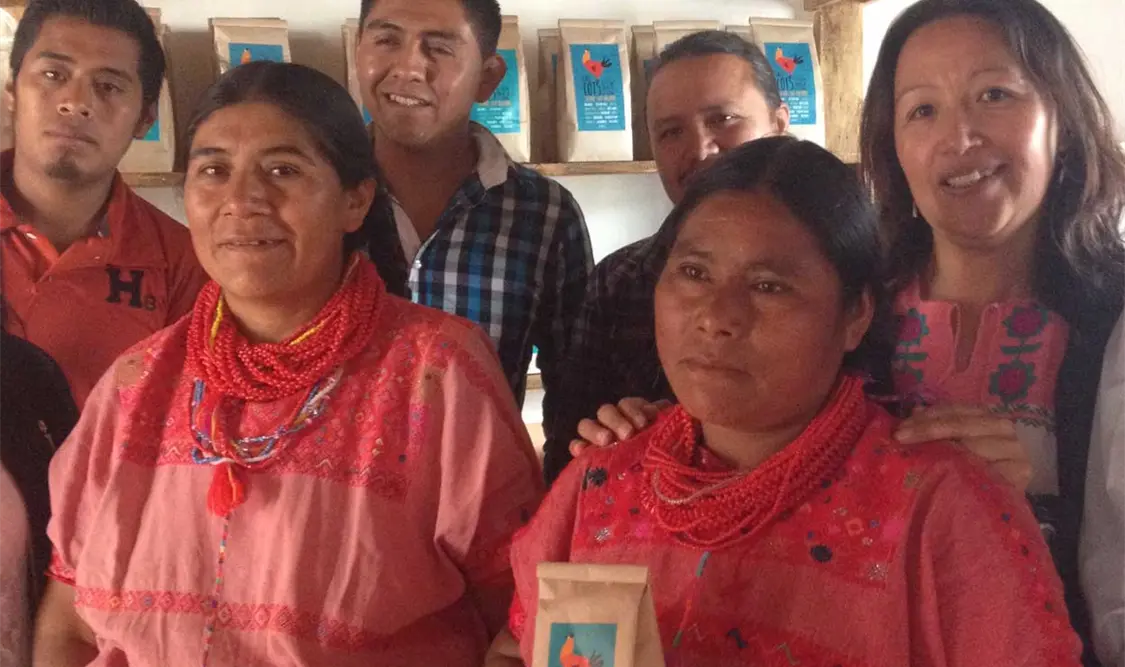 La Cooperativa está formada por hombres y mujeres que se dedican de tiempo completo a esta actividad.