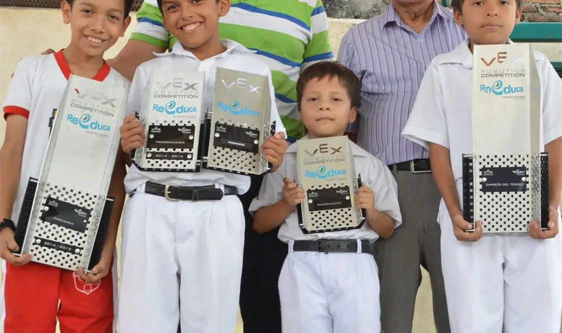 Daniel David Alfaro, Luis Hiram Alfaro, Luis Adrián Ruiz, Ángel Gabriel y el maestro Daniel Alfaro Solís, ganadores de Robótica.