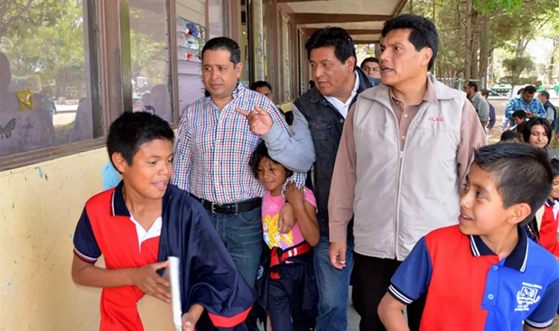 El edil recorrió las instalaciones de la escuela Rafael Ramírez. CP