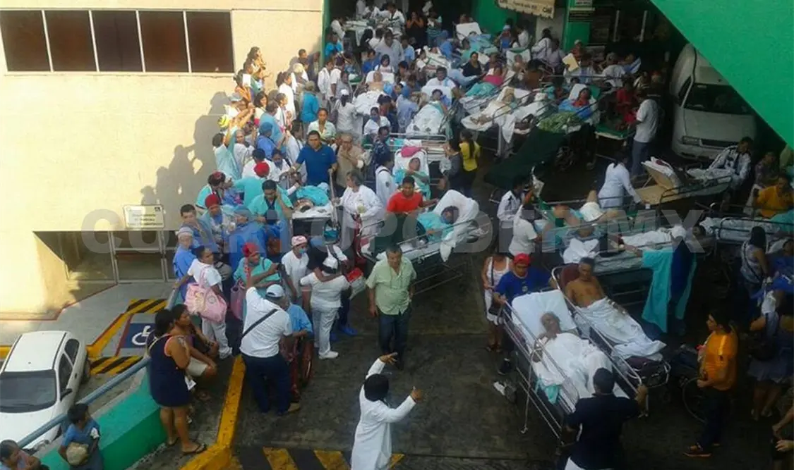 Elementos de Bomberos, Gendarmería, Marina y Ejército apoyaron en la evacuación de 250 pacientes. Agencias