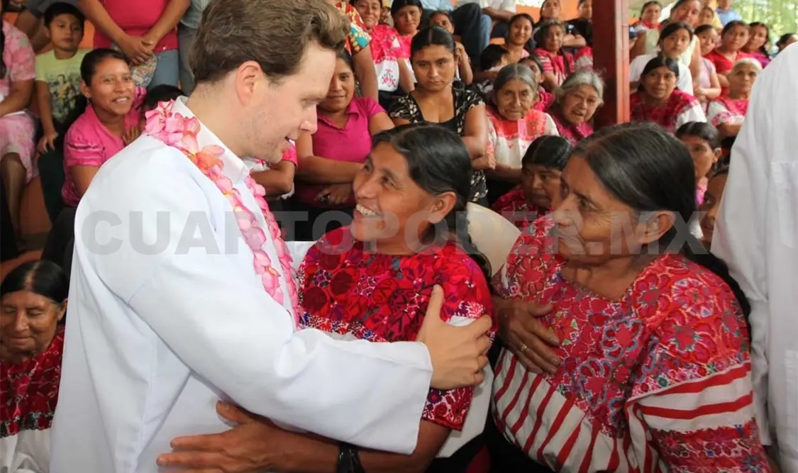 Mujeres indígenas y Manuel Velasco. CP