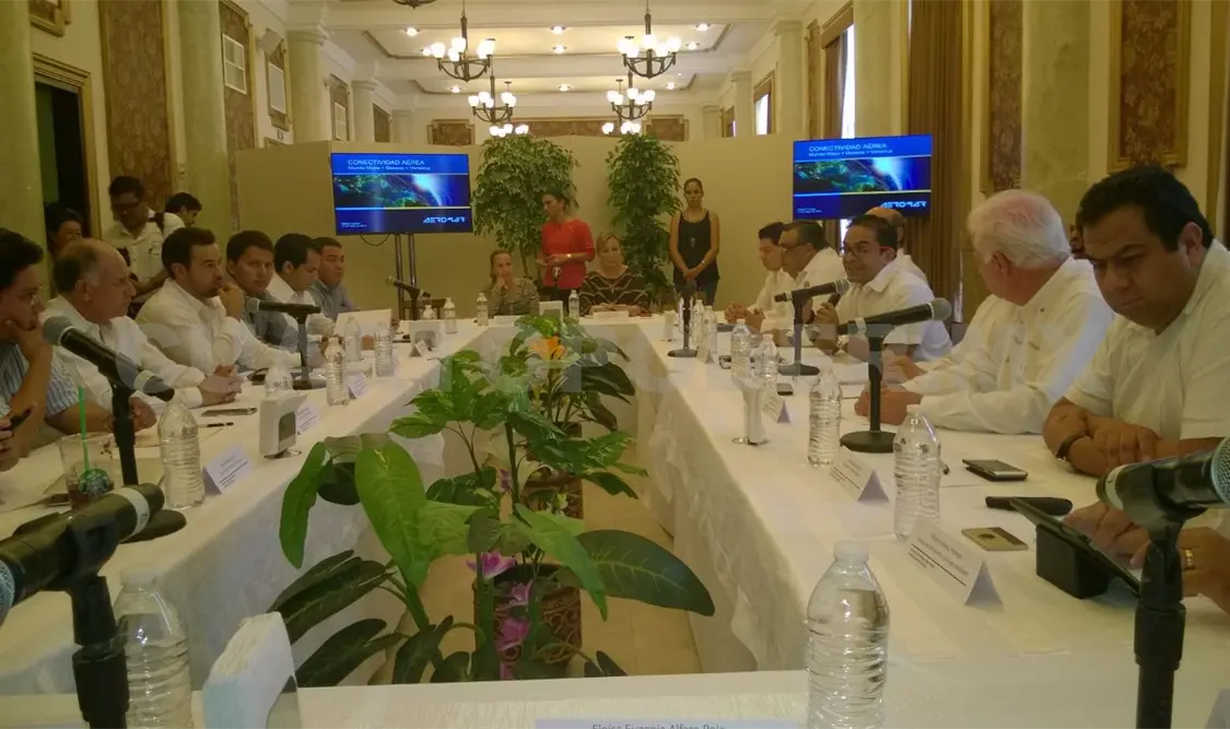 Funcionarios federales y estatales de Turismo, así como responsables de Aeropuertos de dieron cita en Mérida, Yucatán para mejorar la conectividad y afluencia hotelera y turística. Cortesía. CP