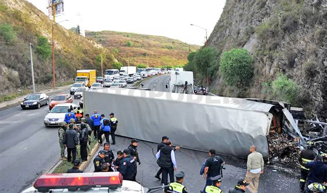 Vuelca y se incendia tráiler