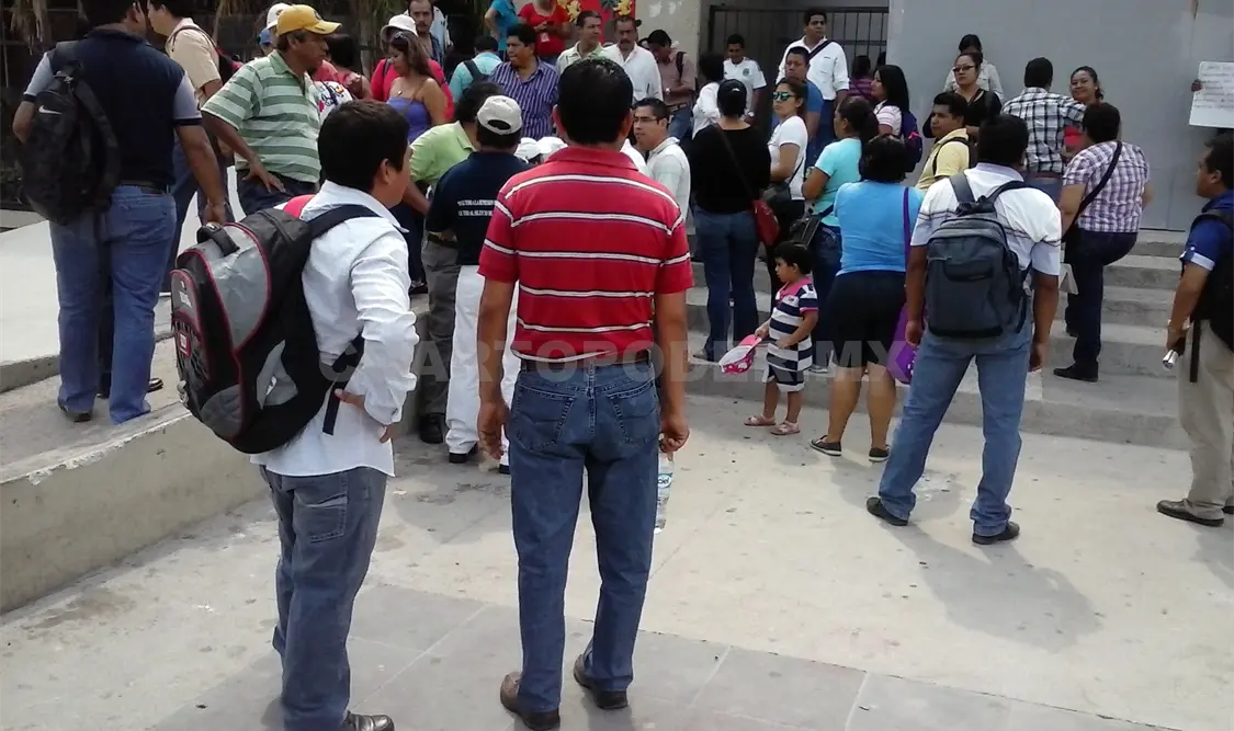 Protesta de maestros de la Sección 40 del SNTE, reclaman mejoras a sus servicios de salud Salud. Sergio Granda / CP