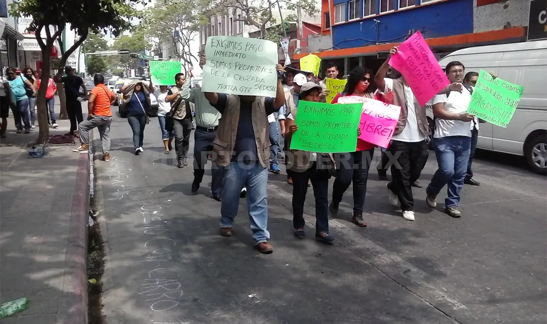 Cansados de esperar el pago de sueldos, promotores de la Sedesol protestan en esta ciudad capital. Sergio Granda. CP