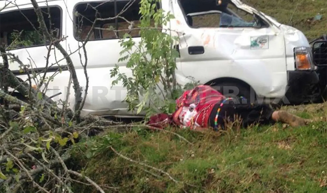 4 muertos y 15 lesionados en accidente carretero