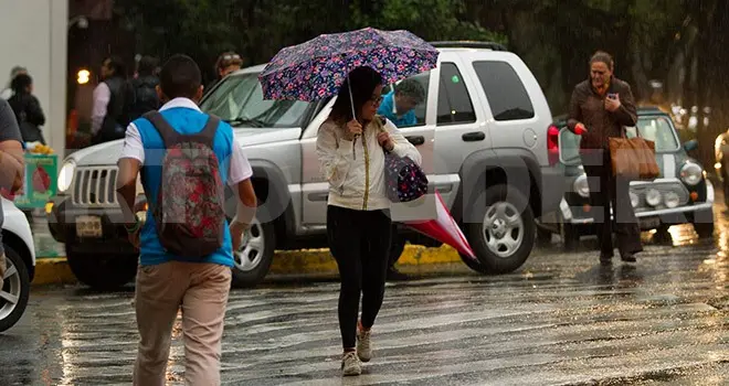 El Servicio Meteorológico Nacional (SMN) prevé lluvias fuertes con tormentas eléctricas y posible caída de granizo.