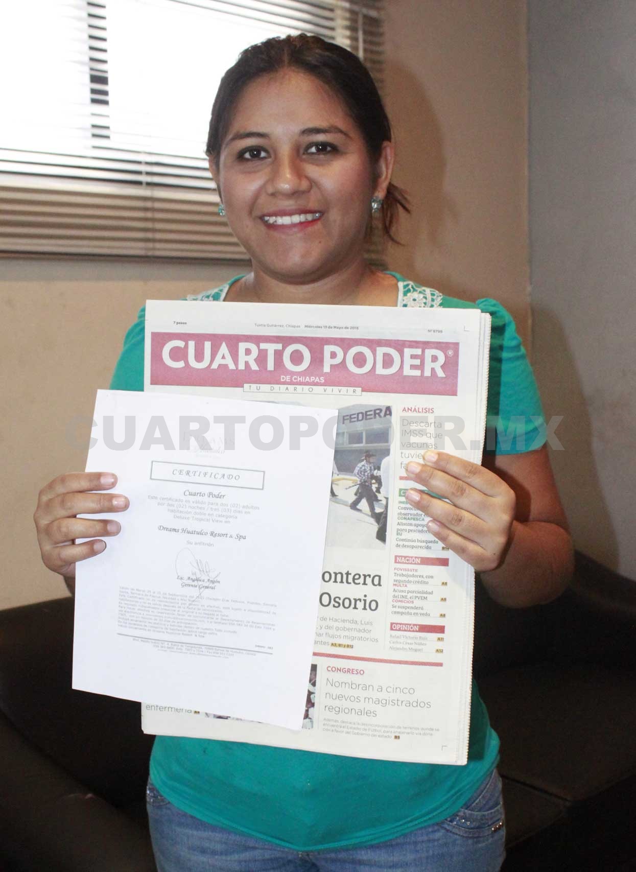 Cuarto Poder entrega certificado de regalo a mamá ganadora