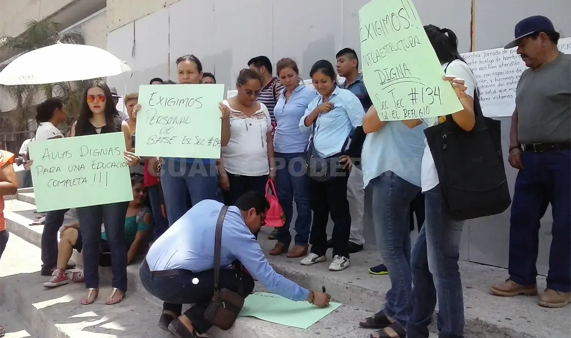 Maestros y directivos de la Escuela Secundaria Técnica # 134, del municipio de Chiapa de Corzo. Sergio Granda. CP