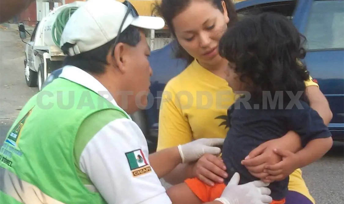 Coche colisiona contra pipa