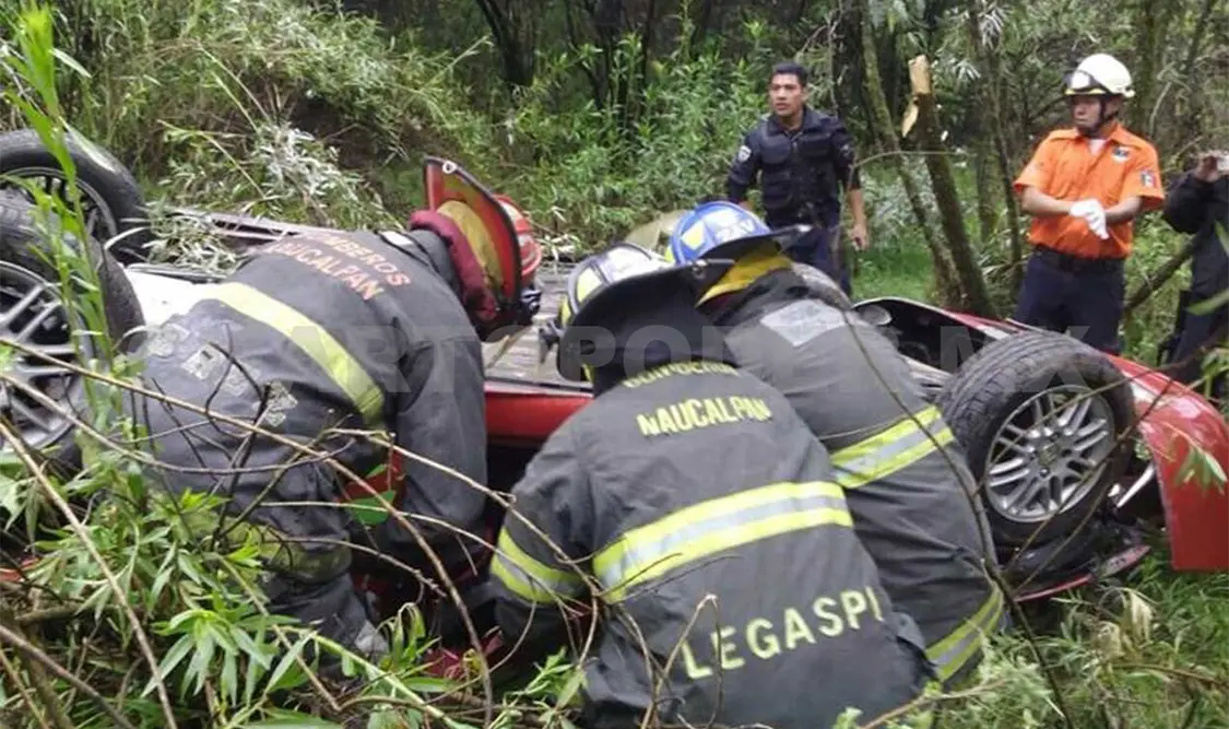 Cae Mustang 40 metros a un barranco