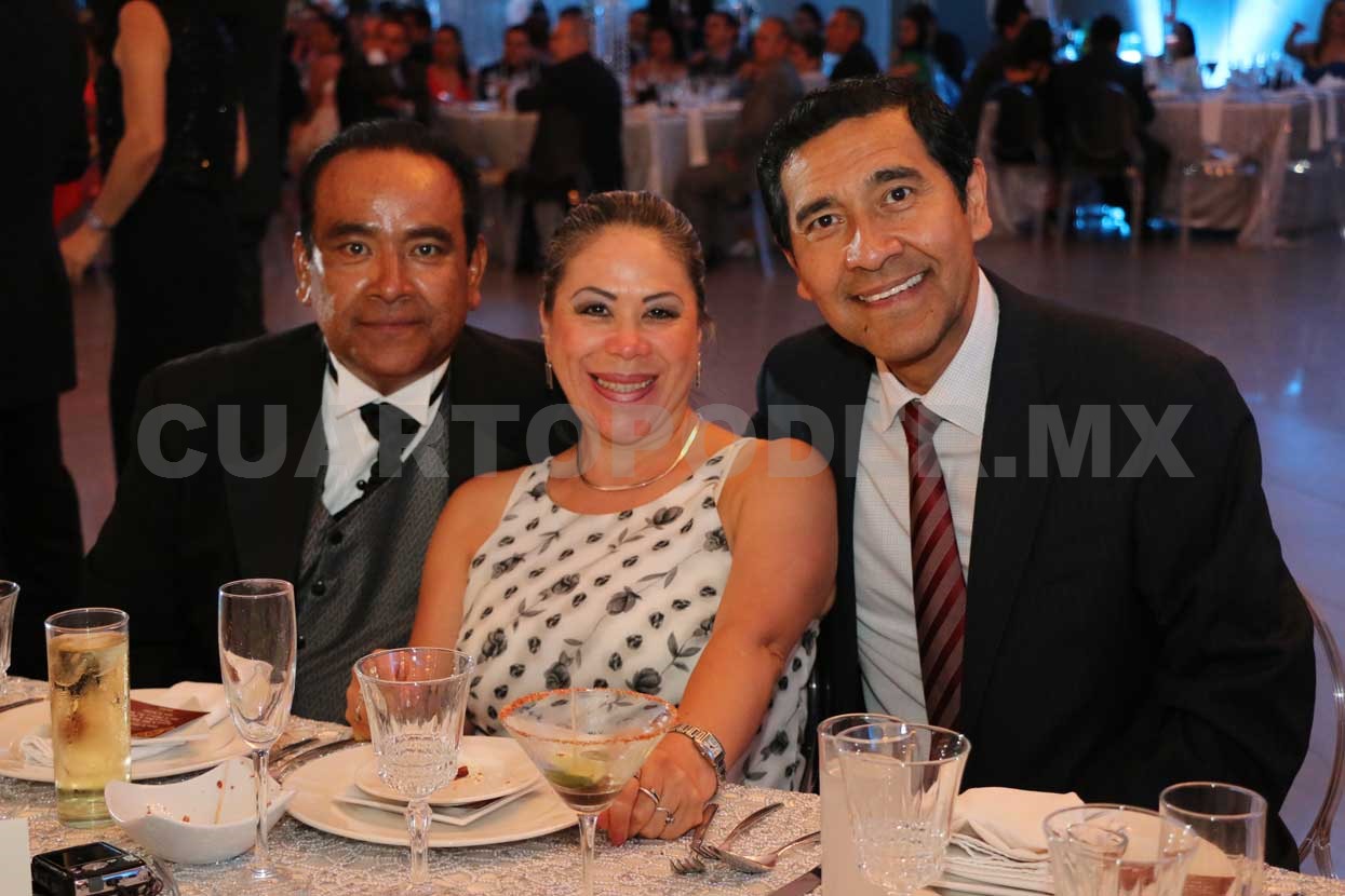 Feliz pareja se une en matrimonio