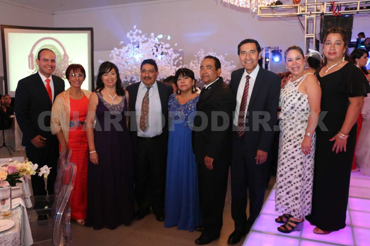 Feliz pareja se une en matrimonio