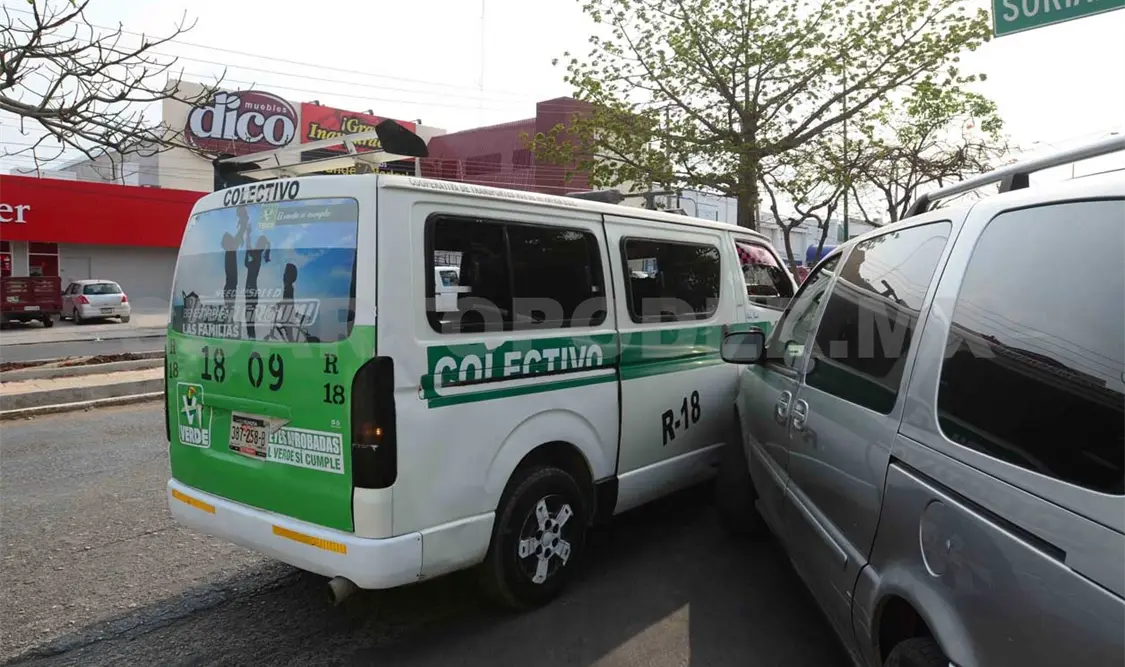 Vehículo choca a colectivo