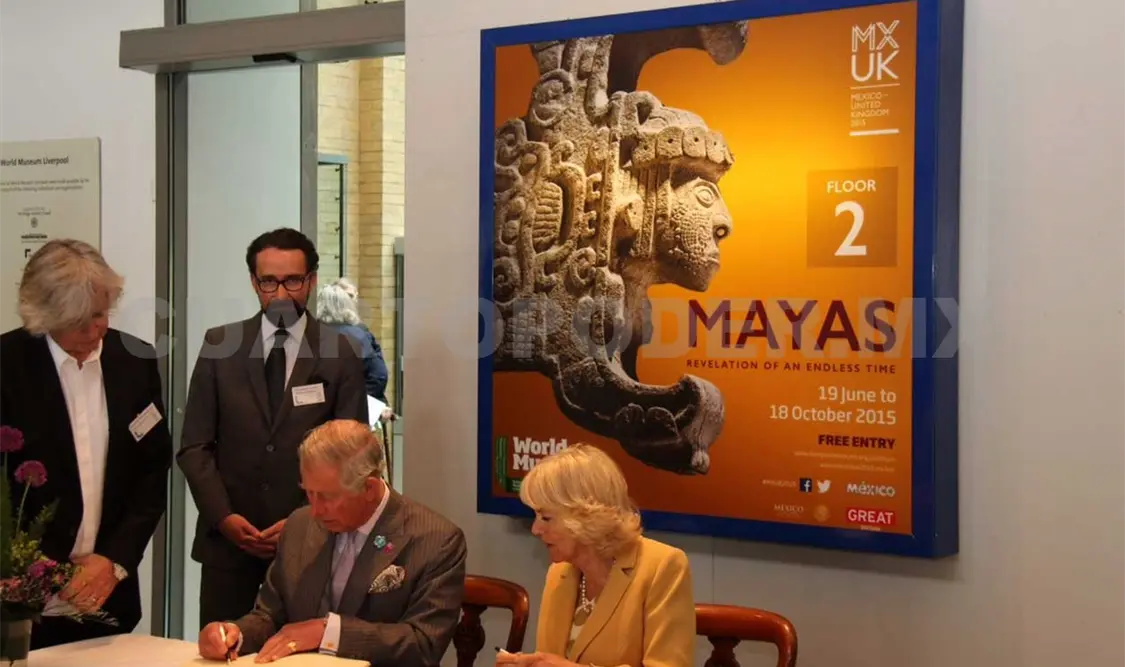 Príncipe Carlos de Gales visita exposición
