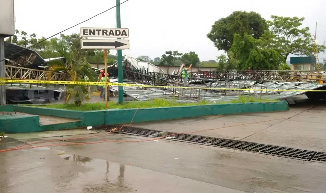 Tormenta derrumba estructuras metálicas