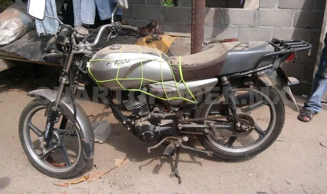 Delincuentes abandonan moto cuando robaban