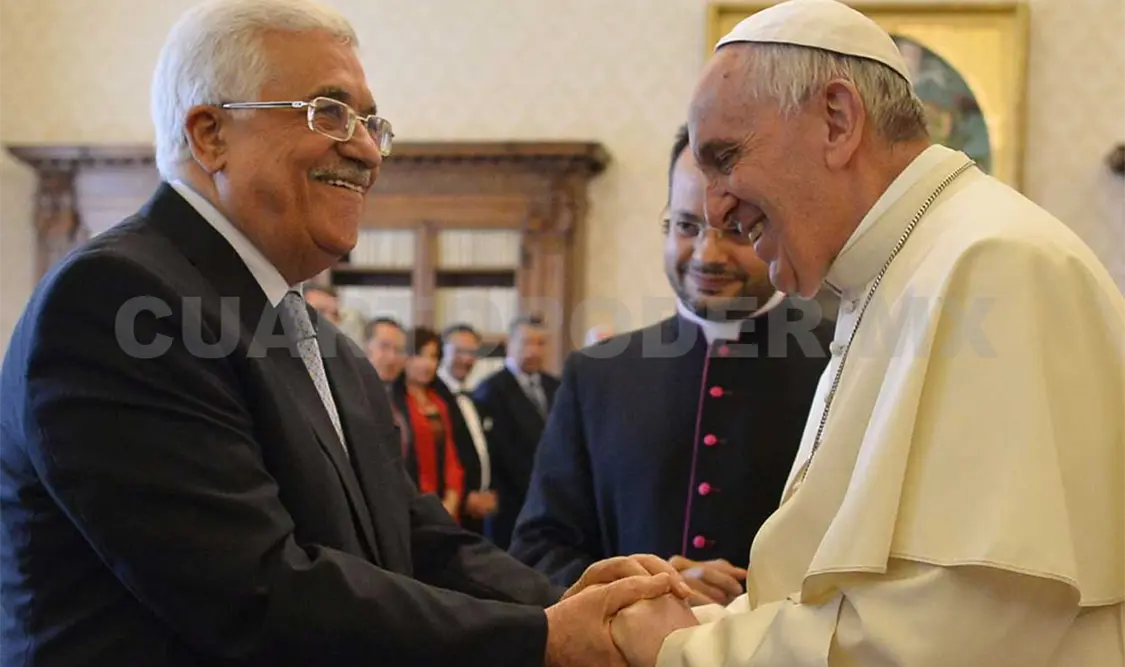 El presidente palestino, Mahmud Abbas saluda al Papa Francisco durante un encuentro bilateral. AP