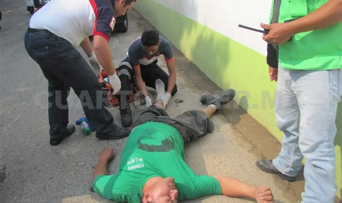 Paramédicos auxiliaron al hombre que cayó del mototaxi, al estar ebrio.